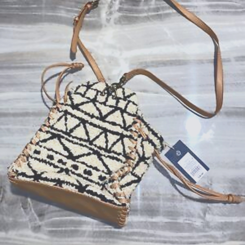 NWT 🔳 Universal Thread woven Aztec shoulder bag